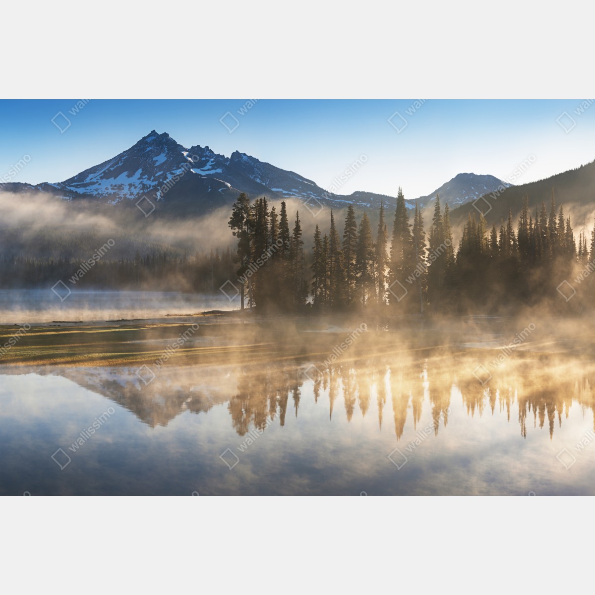 Fototapeta mglisty wschód słońca nad górami z odbiciem – Wallissimo® Fototapeta mglisty wschód słońca nad górami z odbiciem – Wallissimo®