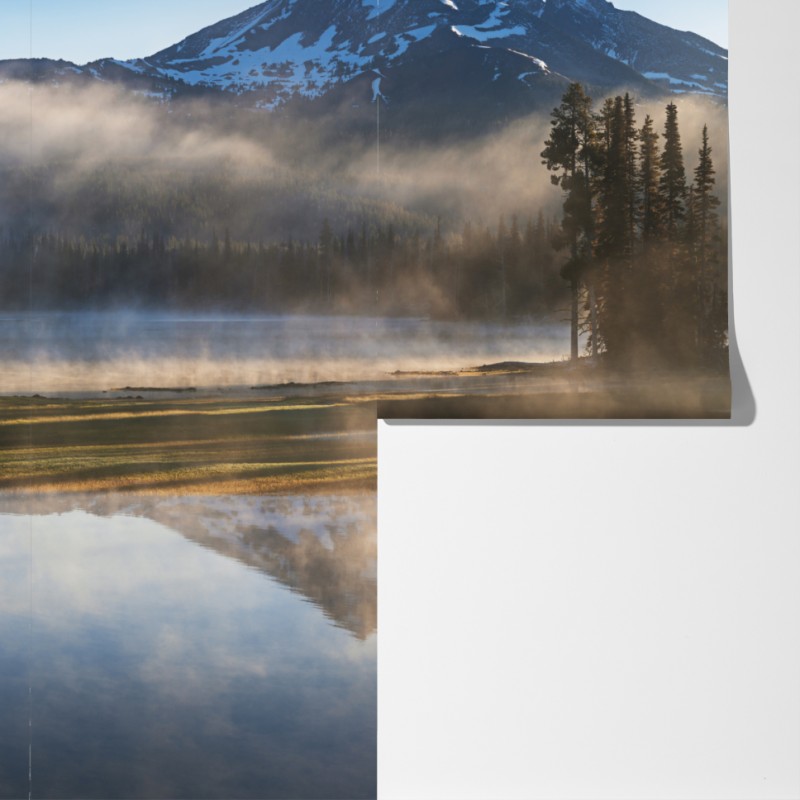 Fototapeta mglisty wschód słońca nad górami z odbiciem – Wallissimo® Fototapeta mglisty wschód słońca nad górami z odbiciem – Wallissimo®