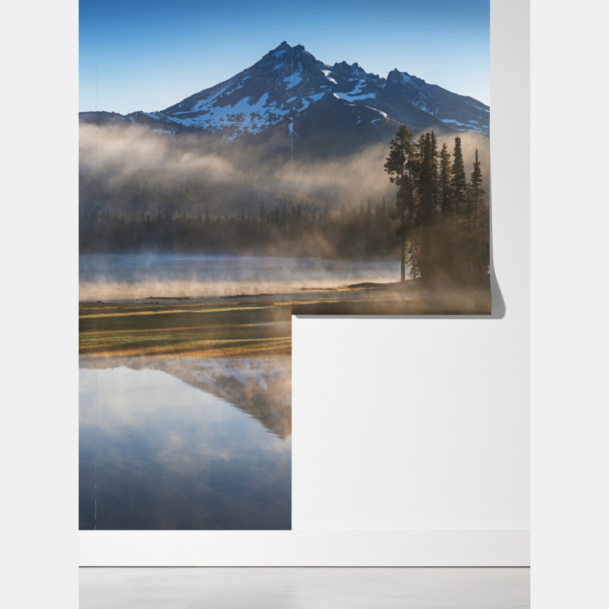 Fototapeta mglisty wschód słońca nad górami z odbiciem – Wallissimo® Fototapeta mglisty wschód słońca nad górami z odbiciem – Wallissimo®