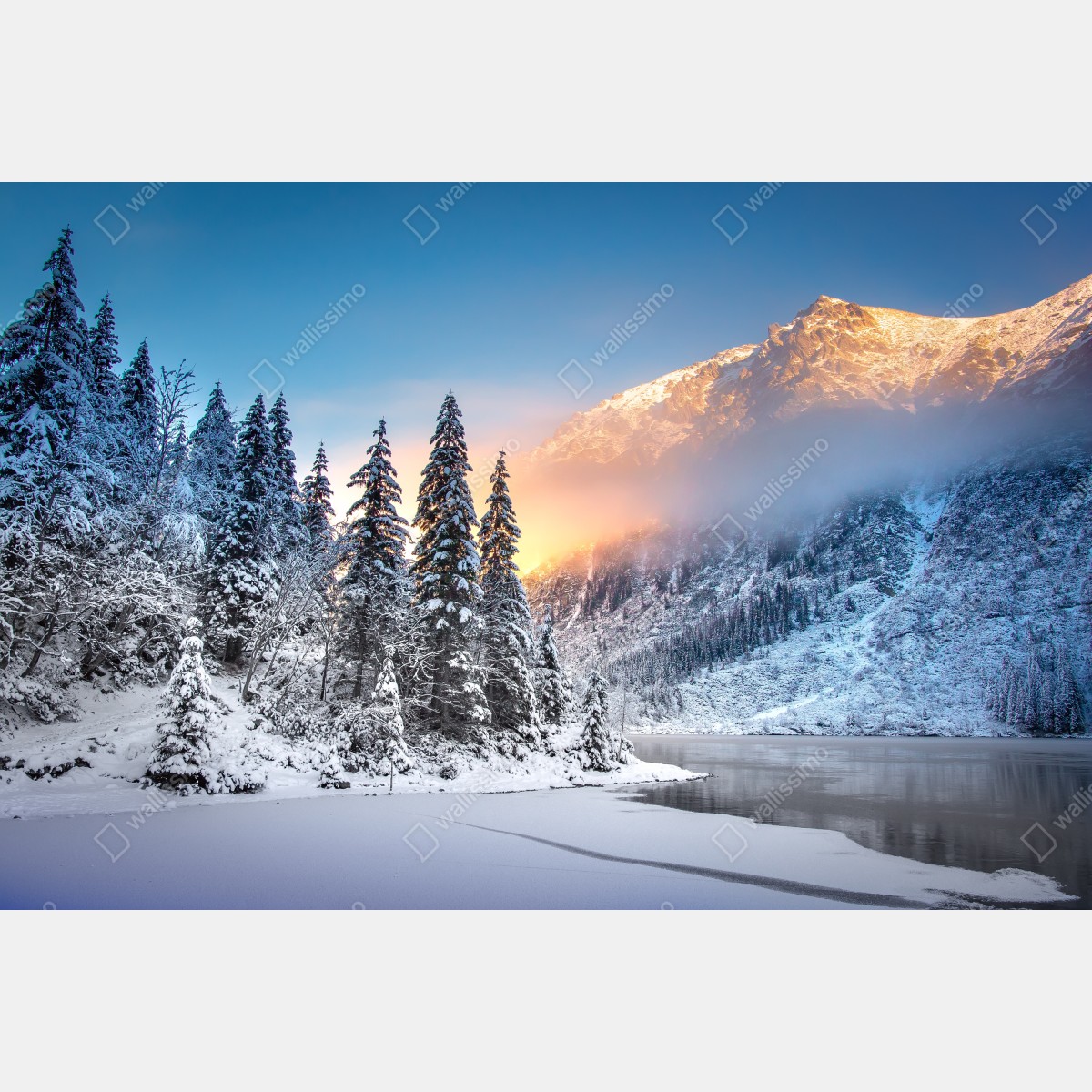 Fototapeta zima o wschodzie nad zaśnieżonym jeziorem górskim – Wallissimo® Fototapeta zima o wschodzie nad zaśnieżonym jeziorem górskim – Wallissimo®