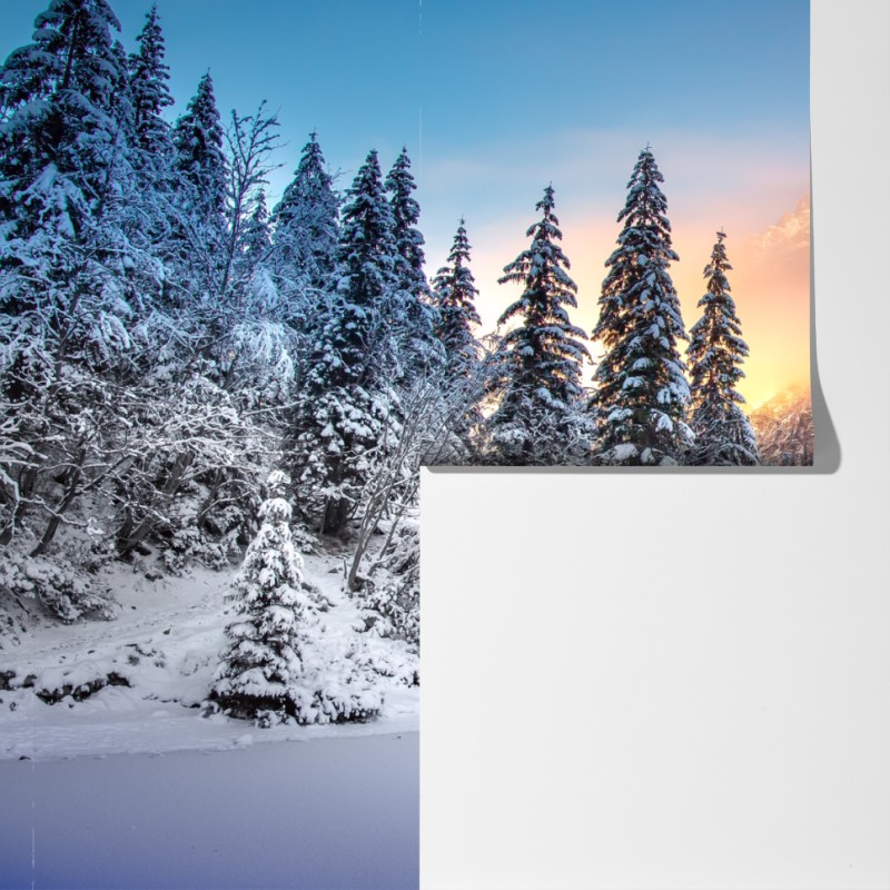 Fototapeta zima o wschodzie nad zaśnieżonym jeziorem górskim – Wallissimo® Fototapeta zima o wschodzie nad zaśnieżonym jeziorem górskim – Wallissimo®