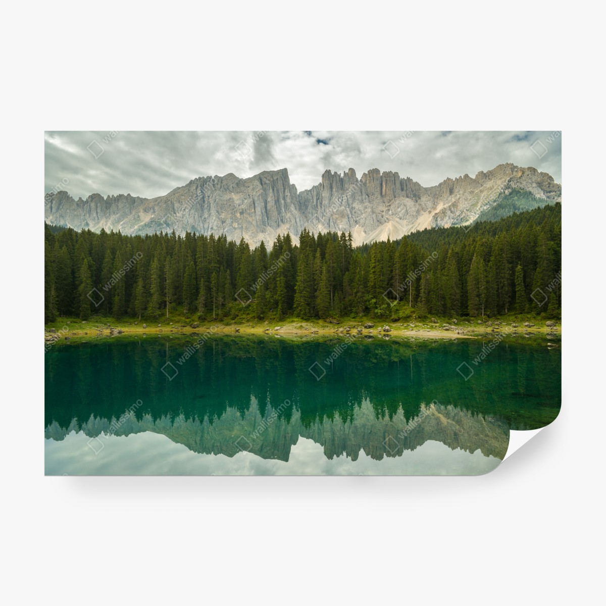 Fototapeta spokojne odbicie nad Lago di Carezza, Dolomity – Wallissimo® Fototapeta spokojne odbicie nad Lago di Carezza, Dolomity – Wallissimo®