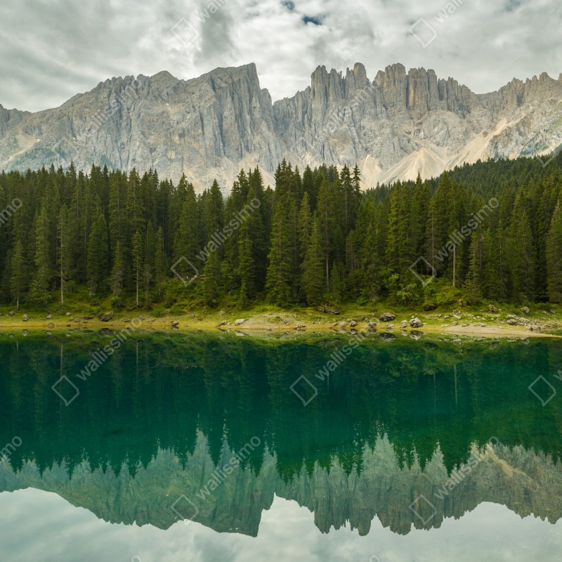 Fototapeta spokojne odbicie nad Lago di Carezza, Dolomity – Wallissimo® Fototapeta spokojne odbicie nad Lago di Carezza, Dolomity – Wallissimo®
