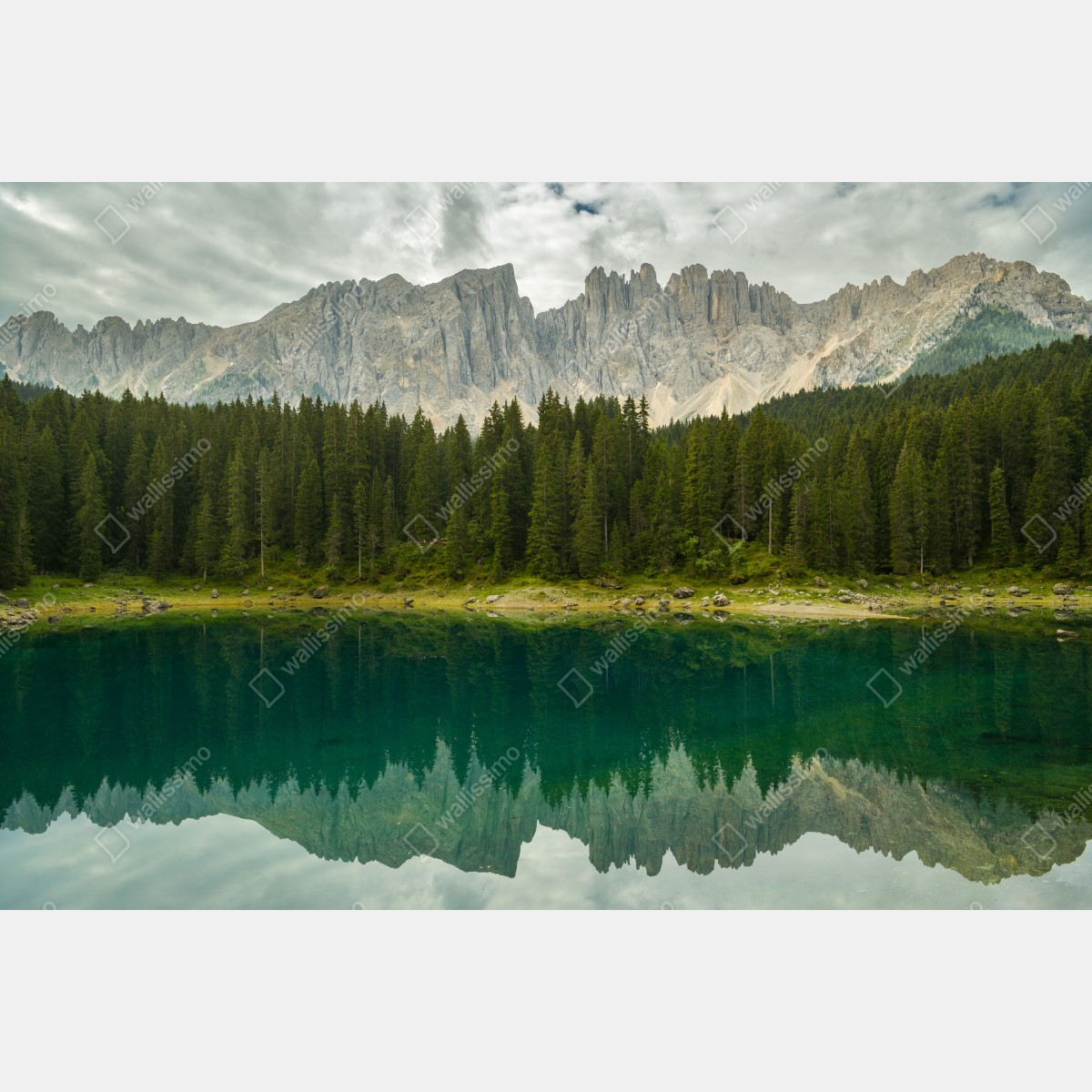 Fototapeta spokojne odbicie nad Lago di Carezza, Dolomity – Wallissimo® Fototapeta spokojne odbicie nad Lago di Carezza, Dolomity – Wallissimo®