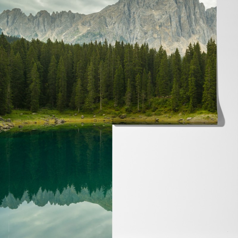Fototapeta spokojne odbicie nad Lago di Carezza, Dolomity – Wallissimo® Fototapeta spokojne odbicie nad Lago di Carezza, Dolomity – Wallissimo®