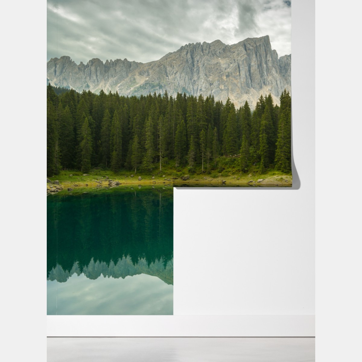 Fototapeta spokojne odbicie nad Lago di Carezza, Dolomity – Wallissimo® Fototapeta spokojne odbicie nad Lago di Carezza, Dolomity – Wallissimo®