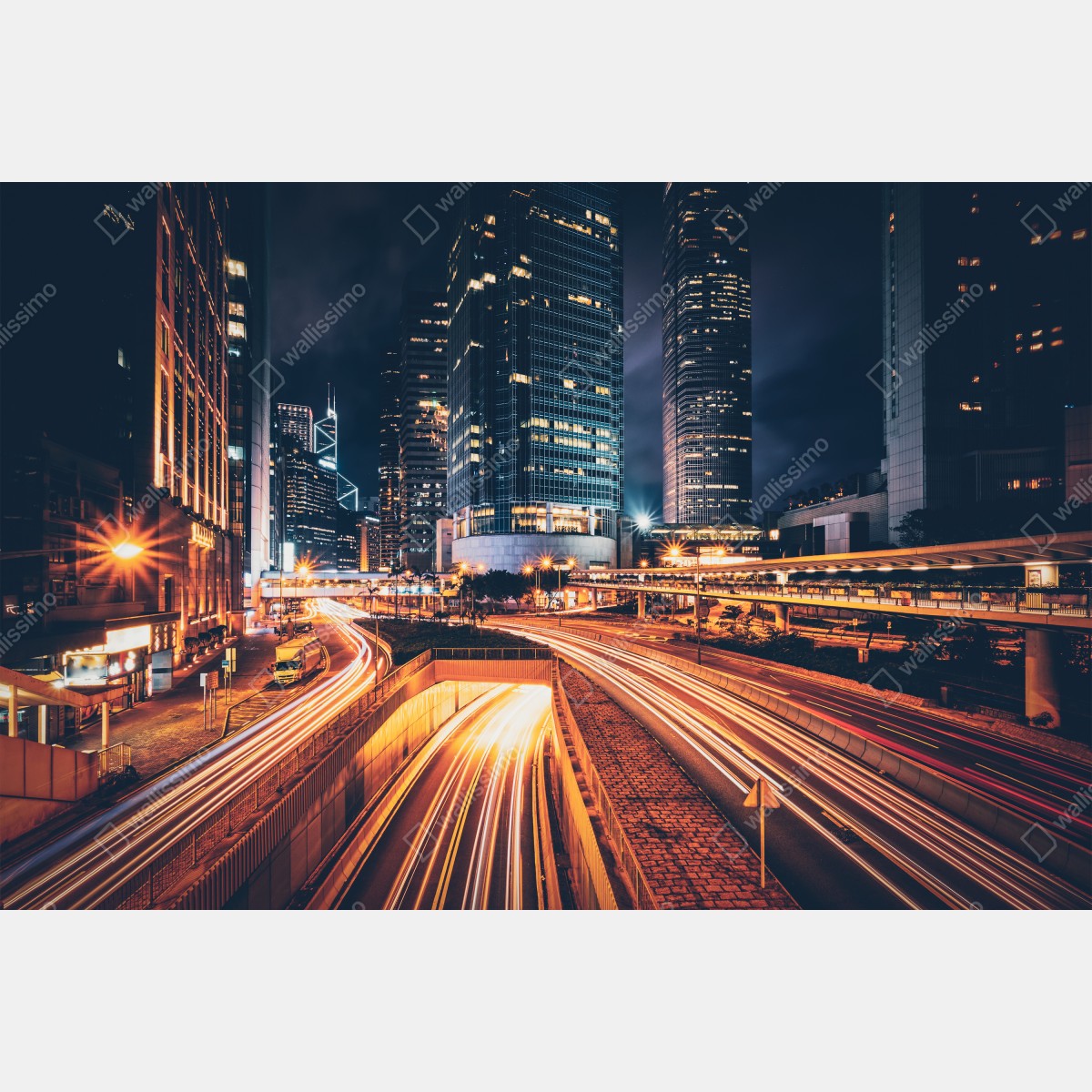 Fototapeta nocne smugi świetlne nad miejską autostradą – Wallissimo® Fototapeta nocne smugi świetlne nad miejską autostradą – Wallissimo®