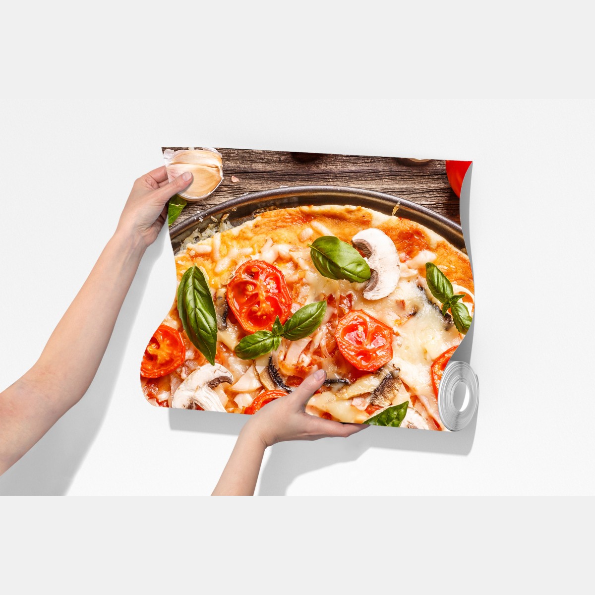 Fototapeta świeża pizza z bazylią i pomidorkami koktajlowymi – Wallissimo® Fototapeta świeża pizza z bazylią i pomidorkami koktajlowymi – Wallissimo®