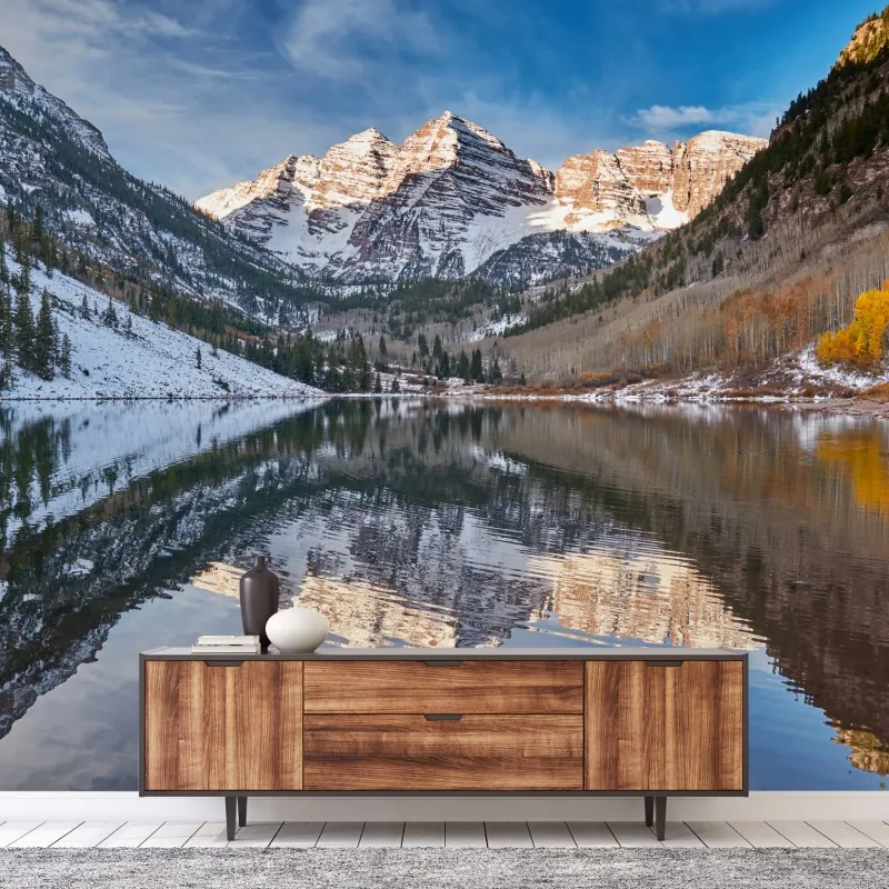 Fototapeta spokojne alpejskie jezioro odbijające ośnieżone szczyty i jesienne drzewa