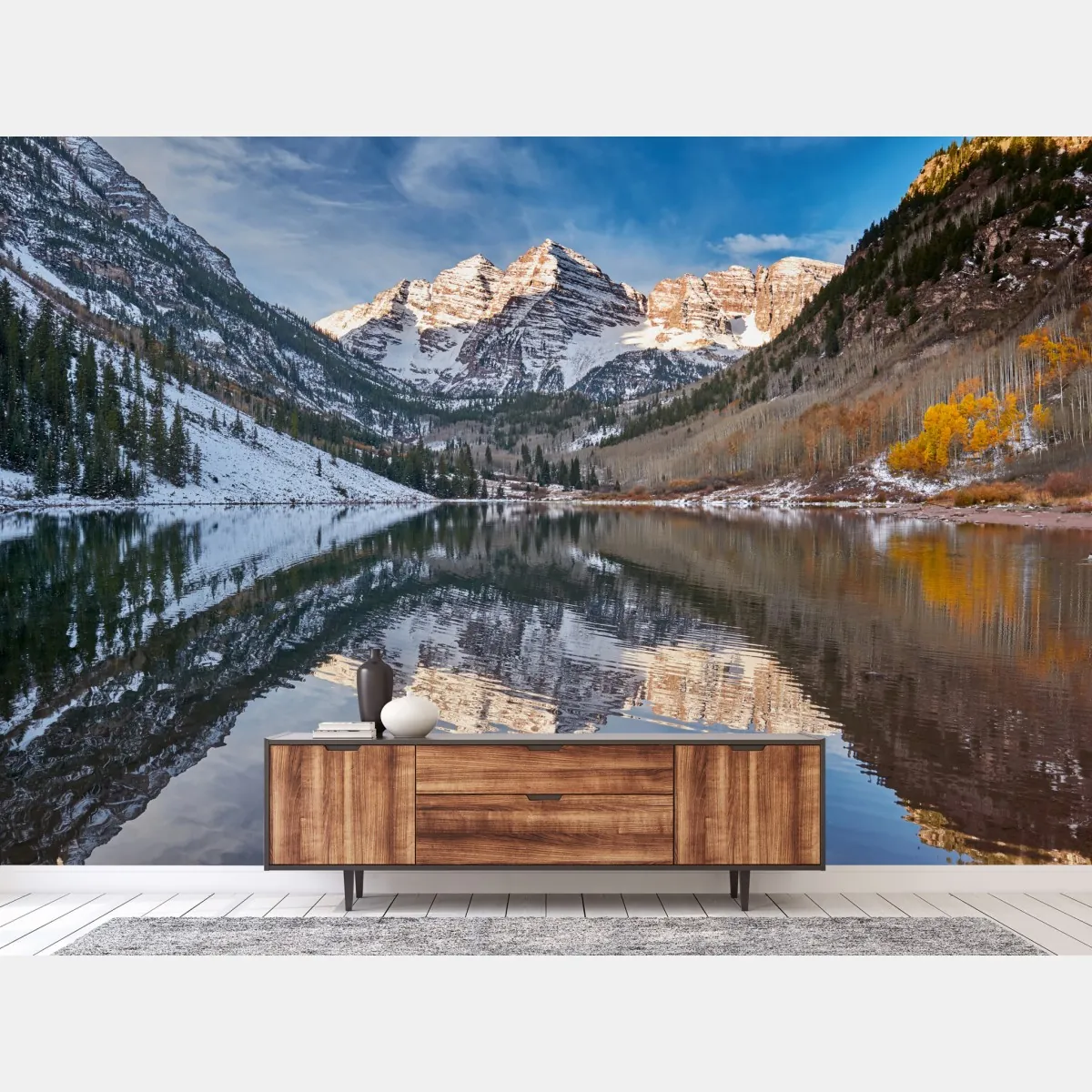 Fototapeta spokojne alpejskie jezioro odbijające ośnieżone szczyty i jesienne drzewa – Wallissimo® Fototapeta spokojne alpejskie jezioro odbijające ośnieżone szczyty i jesienne drzewa – Wallissimo®