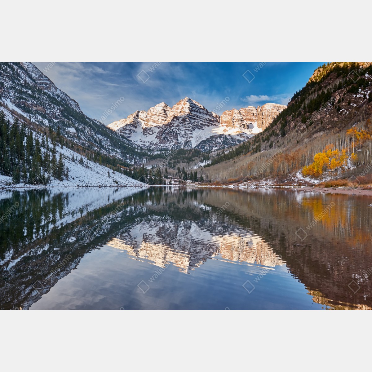 Fototapeta spokojne alpejskie jezioro odbijające ośnieżone szczyty i jesienne drzewa – Wallissimo® Fototapeta spokojne alpejskie jezioro odbijające ośnieżone szczyty i jesienne drzewa – Wallissimo®