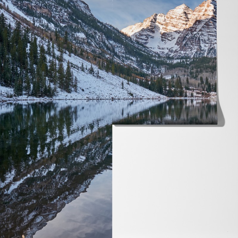 Fototapeta spokojne alpejskie jezioro odbijające ośnieżone szczyty i jesienne drzewa – Wallissimo® Fototapeta spokojne alpejskie jezioro odbijające ośnieżone szczyty i jesienne drzewa – Wallissimo®