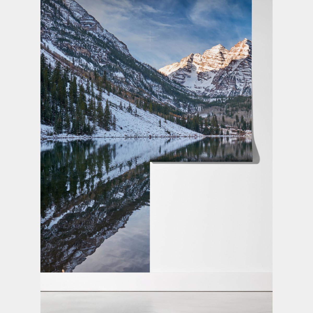 Fototapeta spokojne alpejskie jezioro odbijające ośnieżone szczyty i jesienne drzewa – Wallissimo® Fototapeta spokojne alpejskie jezioro odbijające ośnieżone szczyty i jesienne drzewa – Wallissimo®