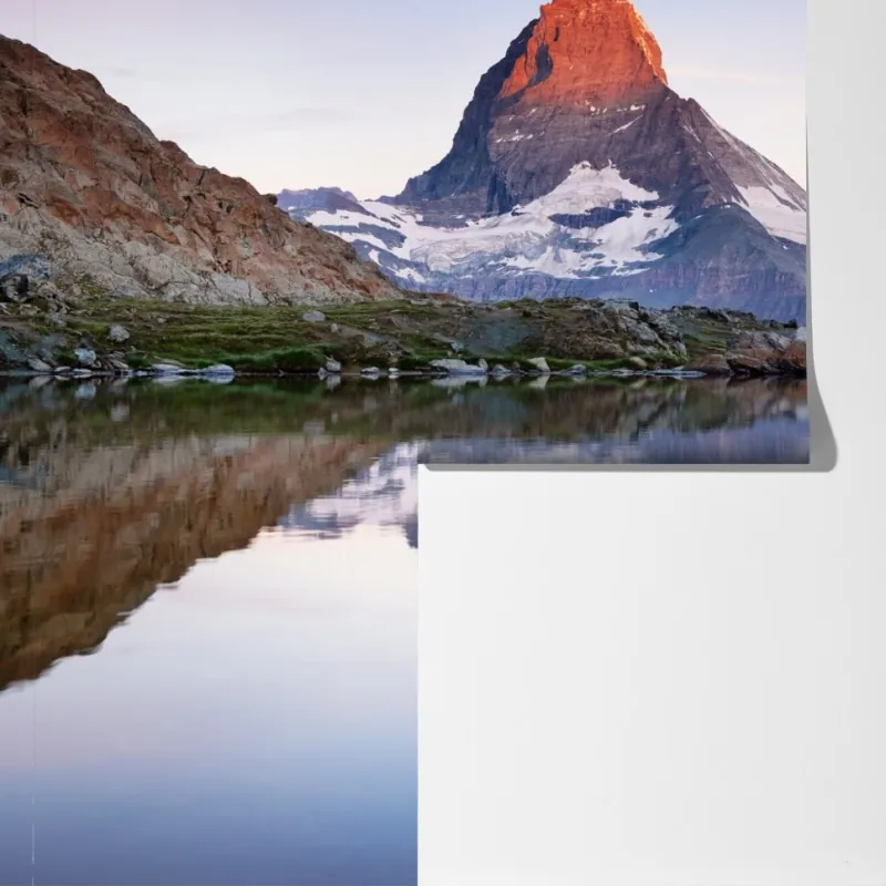 Fototapeta Matterhorn o wschodzie słońca nad alpejskim jeziorem – Wallissimo® Fototapeta Matterhorn o wschodzie słońca nad alpejskim jeziorem – Wallissimo®