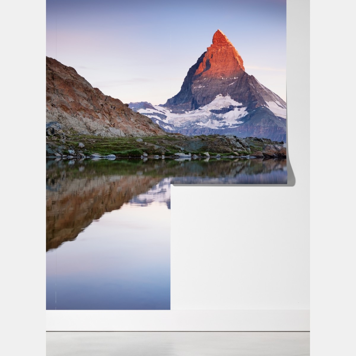 Fototapeta Matterhorn o wschodzie słońca nad alpejskim jeziorem – Wallissimo® Fototapeta Matterhorn o wschodzie słońca nad alpejskim jeziorem – Wallissimo®