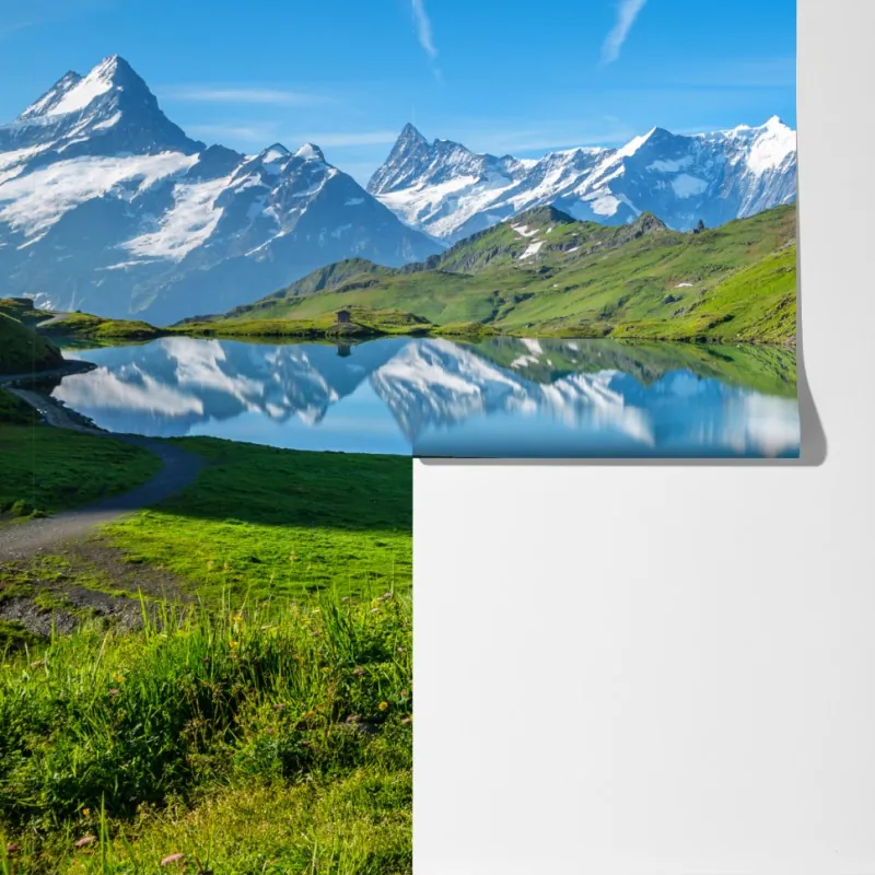 Fototapeta alpejskie jezioro z drewnianą ławką – Wallissimo® Fototapeta alpejskie jezioro z drewnianą ławką – Wallissimo®