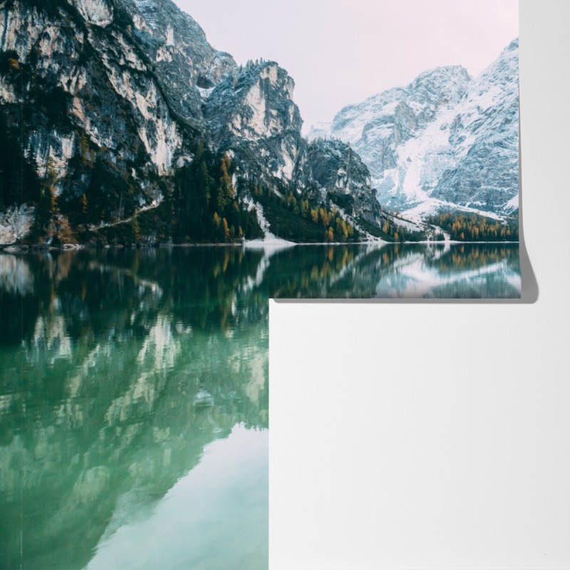 Fototapeta spokojne odbicia na jeziorze Pragser Wildsee – Wallissimo® Fototapeta spokojne odbicia na jeziorze Pragser Wildsee – Wallissimo®