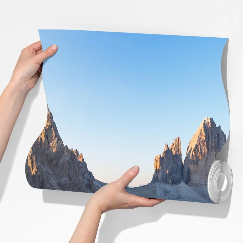 Fototapeta oświetlone słońcem schronisko w górach – Wallissimo® Fototapeta oświetlone słońcem schronisko w górach – Wallissimo®