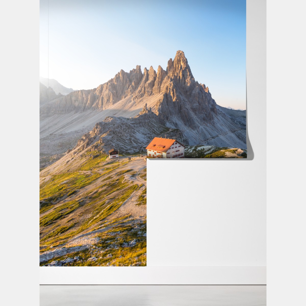 Fototapeta oświetlone słońcem schronisko w górach – Wallissimo® Fototapeta oświetlone słońcem schronisko w górach – Wallissimo®