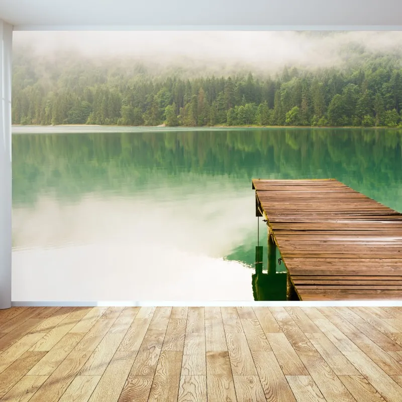 Fototapeta mglisty widok jeziora z drewnianym pomostem – Wallissimo® Fototapeta mglisty widok jeziora z drewnianym pomostem – Wallissimo®