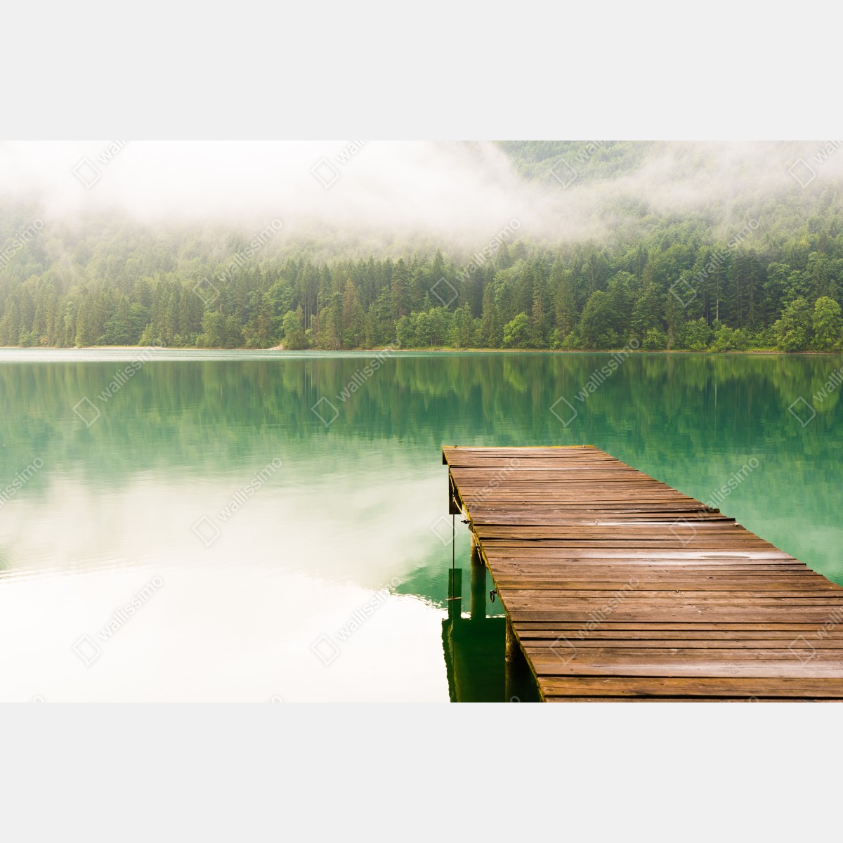 Fototapeta mglisty widok jeziora z drewnianym pomostem – Wallissimo® Fototapeta mglisty widok jeziora z drewnianym pomostem – Wallissimo®