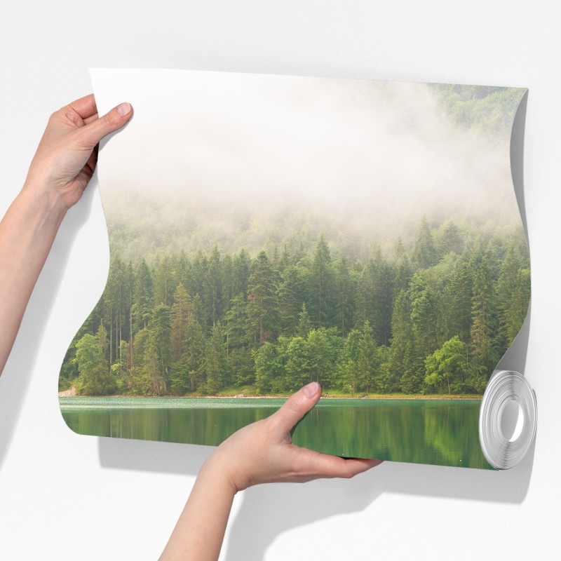 Fototapeta mglisty widok jeziora z drewnianym pomostem – Wallissimo® Fototapeta mglisty widok jeziora z drewnianym pomostem – Wallissimo®