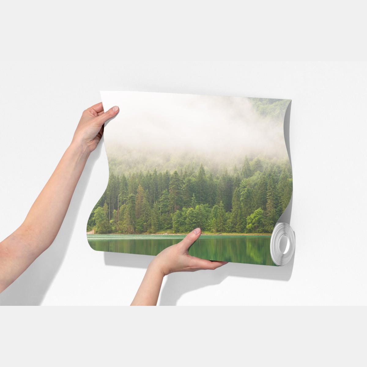 Fototapeta mglisty widok jeziora z drewnianym pomostem – Wallissimo® Fototapeta mglisty widok jeziora z drewnianym pomostem – Wallissimo®