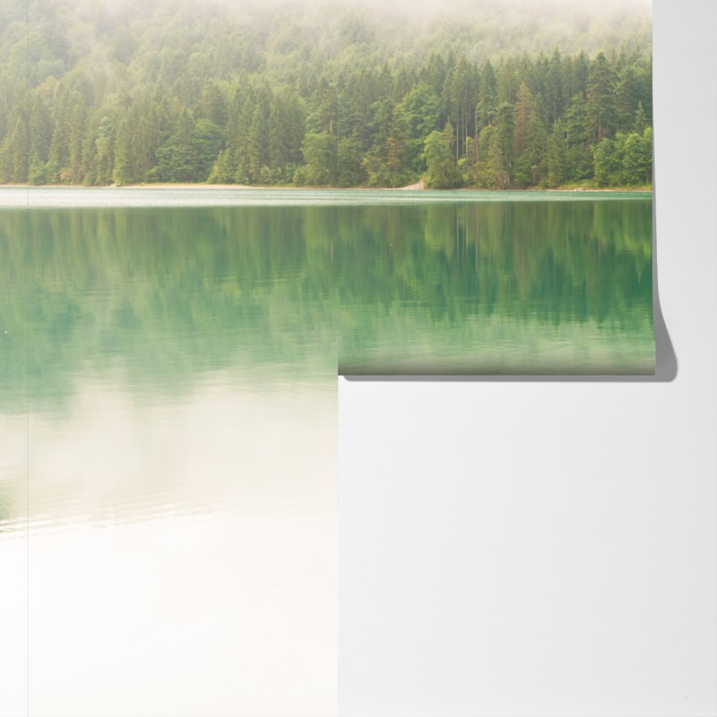 Fototapeta mglisty widok jeziora z drewnianym pomostem – Wallissimo® Fototapeta mglisty widok jeziora z drewnianym pomostem – Wallissimo®