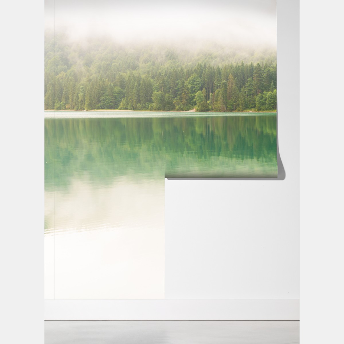 Fototapeta mglisty widok jeziora z drewnianym pomostem – Wallissimo® Fototapeta mglisty widok jeziora z drewnianym pomostem – Wallissimo®