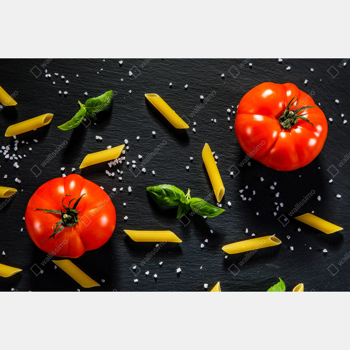 Fototapeta pomidory i penne na czarnym łupku – Wallissimo® Fototapeta pomidory i penne na czarnym łupku – Wallissimo®