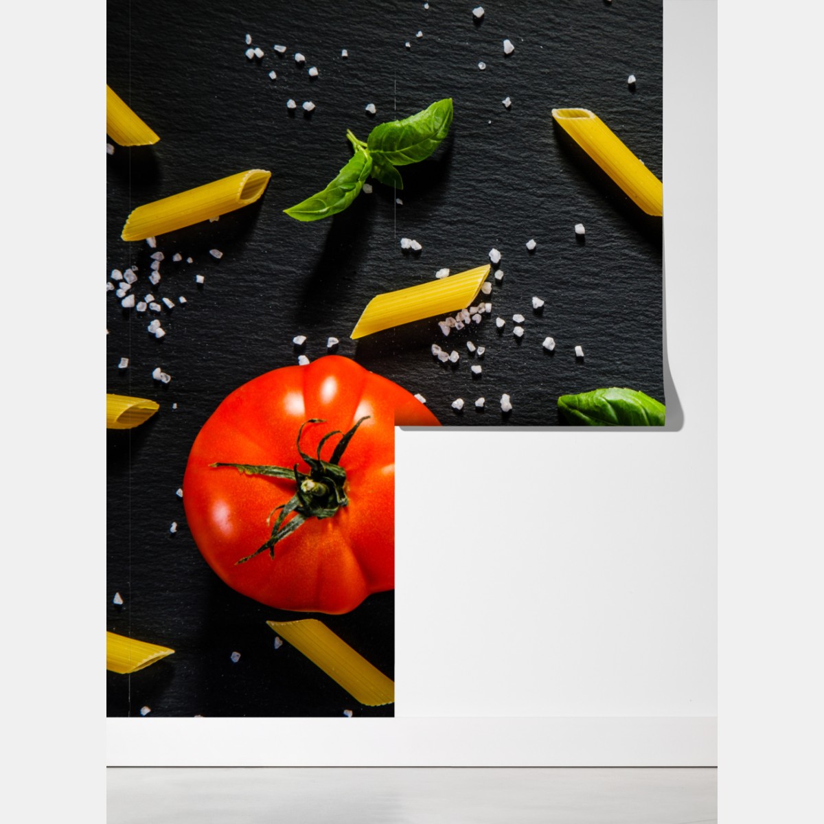 Fototapeta pomidory i penne na czarnym łupku – Wallissimo® Fototapeta pomidory i penne na czarnym łupku – Wallissimo®