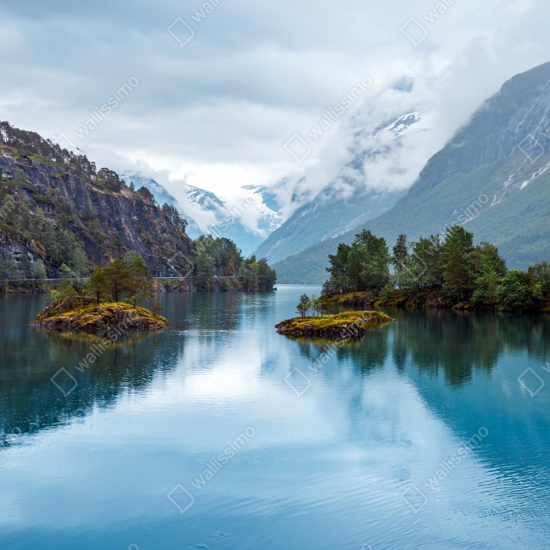 Fototapeta Lovatnet jezioro odbicie w mglistych górach Norwegii – Wallissimo® Fototapeta Lovatnet jezioro odbicie w mglistych górach Norwegii – Wallissimo®