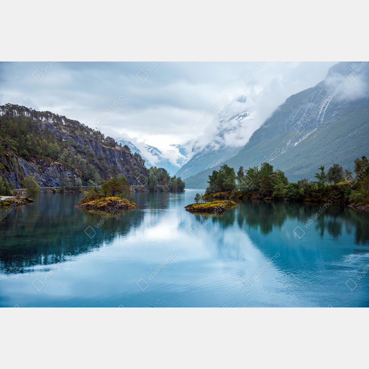 Fototapeta Lovatnet jezioro odbicie w mglistych górach Norwegii – Wallissimo® Fototapeta Lovatnet jezioro odbicie w mglistych górach Norwegii – Wallissimo®