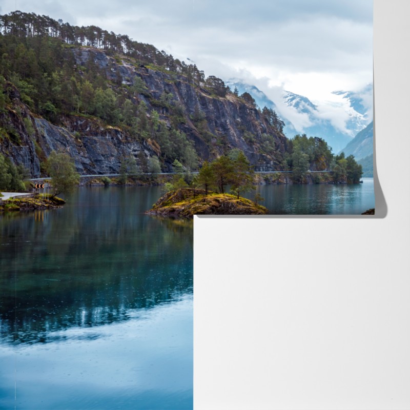 Fototapeta Lovatnet jezioro odbicie w mglistych górach Norwegii – Wallissimo® Fototapeta Lovatnet jezioro odbicie w mglistych górach Norwegii – Wallissimo®