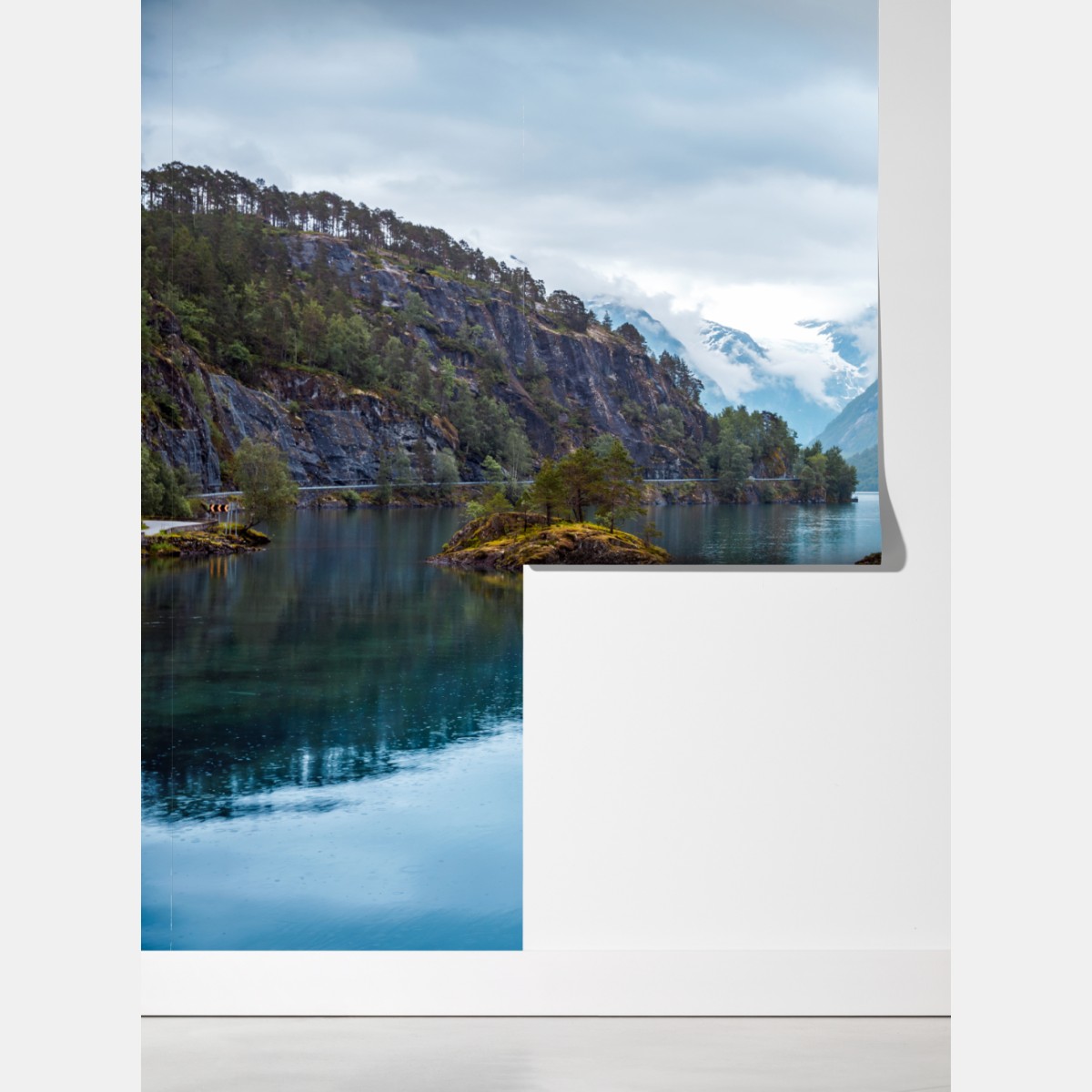 Fototapeta Lovatnet jezioro odbicie w mglistych górach Norwegii – Wallissimo® Fototapeta Lovatnet jezioro odbicie w mglistych górach Norwegii – Wallissimo®