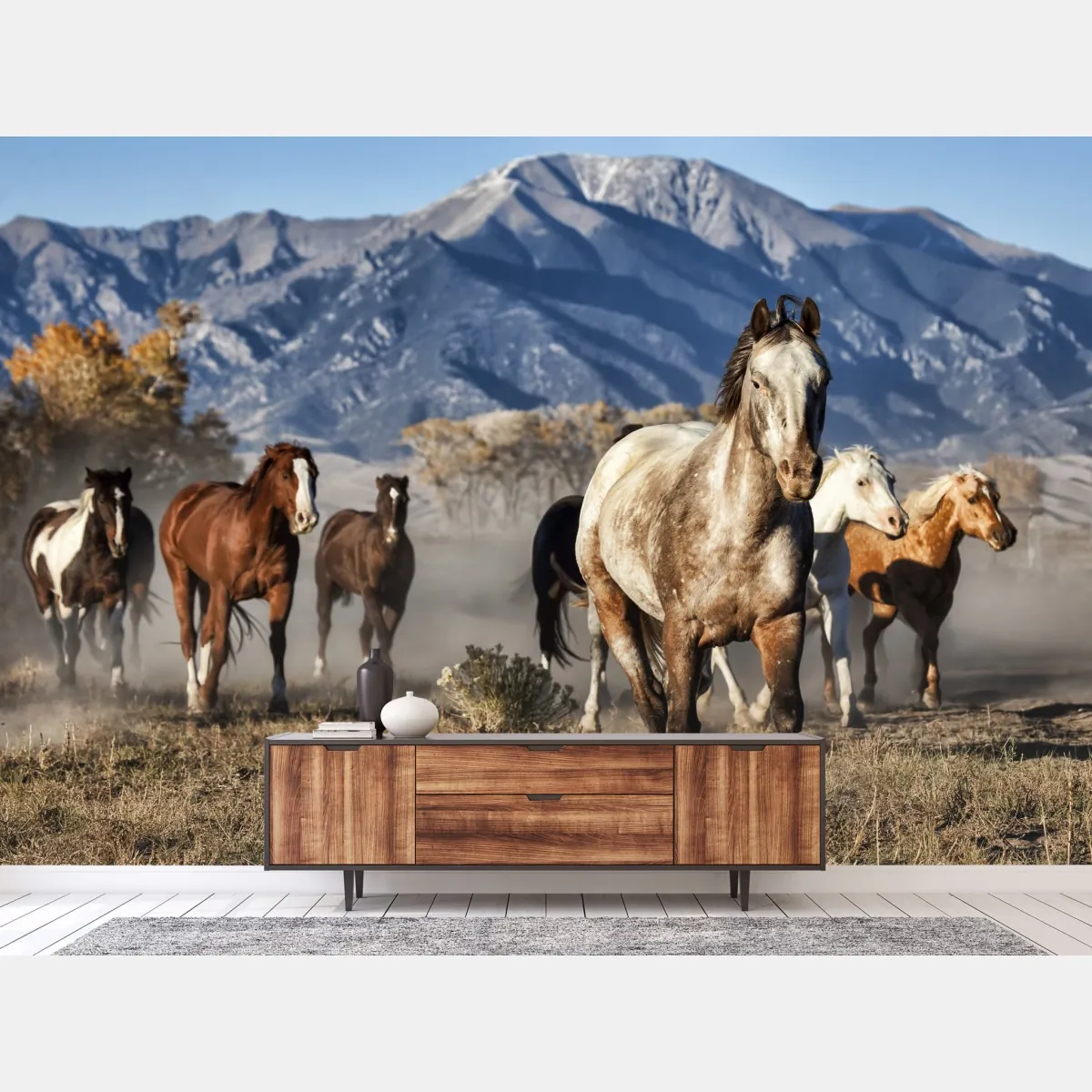 Fototapeta dzikie konie galopujące po górskiej łące – Wallissimo® Fototapeta dzikie konie galopujące po górskiej łące – Wallissimo®