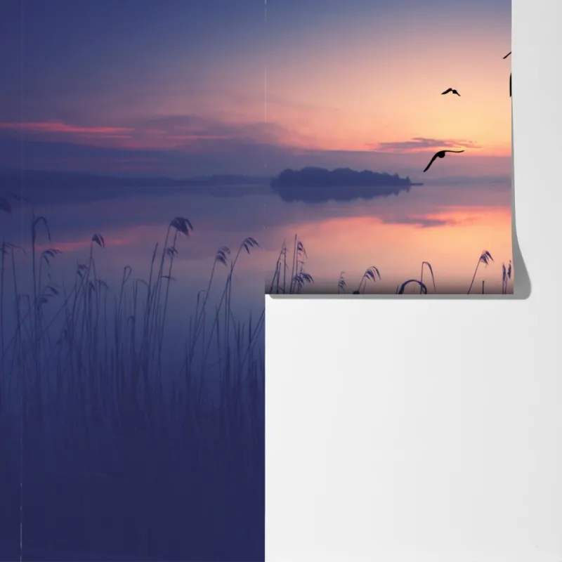 Fototapeta spokojny wschód nad jeziorem z ptakami – Wallissimo® Fototapeta spokojny wschód nad jeziorem z ptakami – Wallissimo®