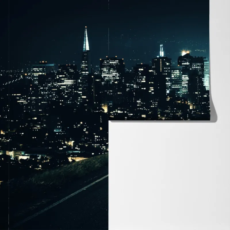 Fototapeta droga prowadząca do oświetlonej panoramy miasta nocą – Wallissimo® Fototapeta droga prowadząca do oświetlonej panoramy miasta nocą – Wallissimo®