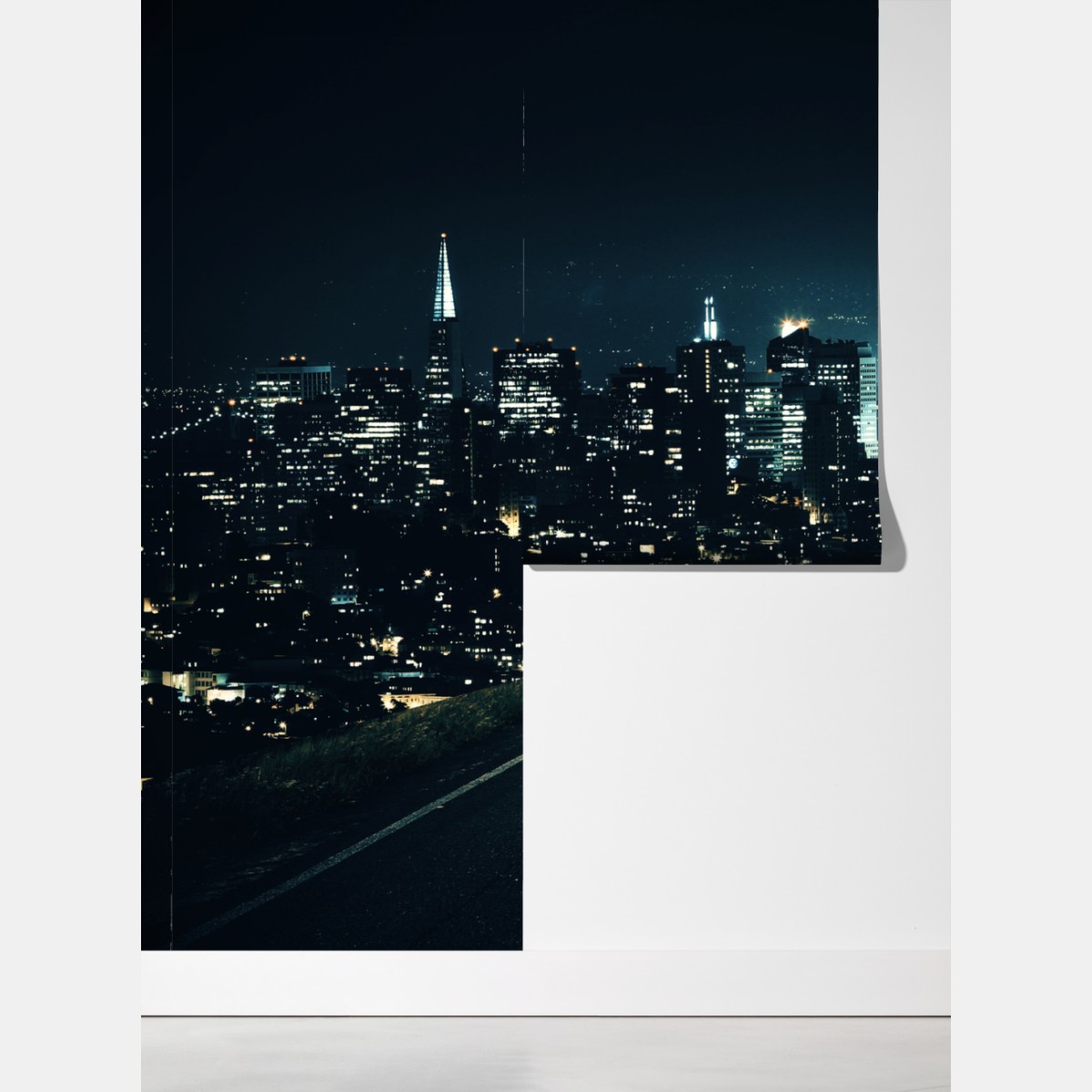 Fototapeta droga prowadząca do oświetlonej panoramy miasta nocą – Wallissimo® Fototapeta droga prowadząca do oświetlonej panoramy miasta nocą – Wallissimo®