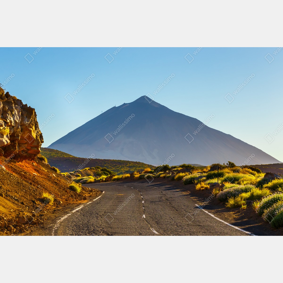 Fototapeta słoneczna droga prowadząca do wulkanu – Wallissimo® Fototapeta słoneczna droga prowadząca do wulkanu – Wallissimo®
