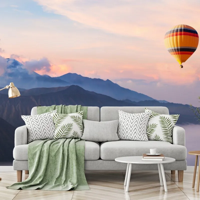 Fototapeta balon nad mglistymi górami