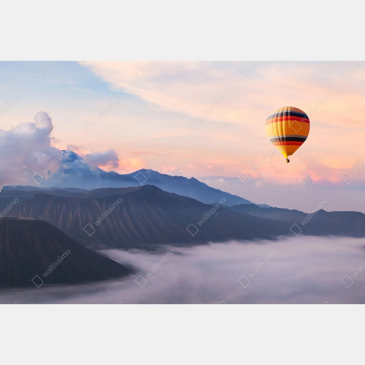 Fototapeta balon nad mglistymi górami – Wallissimo® Fototapeta balon nad mglistymi górami – Wallissimo®