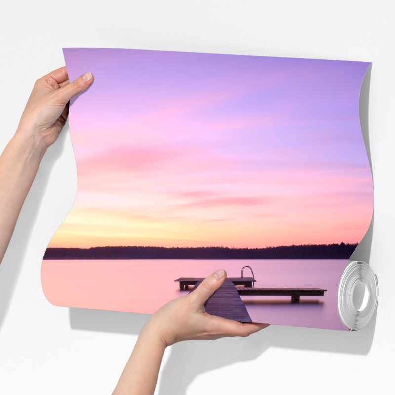 Fototapeta spokojny pastelowy zachód nad jeziorem z pomostem – Wallissimo® Fototapeta spokojny pastelowy zachód nad jeziorem z pomostem – Wallissimo®