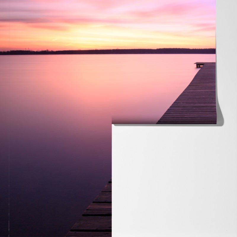 Fototapeta spokojny pastelowy zachód nad jeziorem z pomostem – Wallissimo® Fototapeta spokojny pastelowy zachód nad jeziorem z pomostem – Wallissimo®