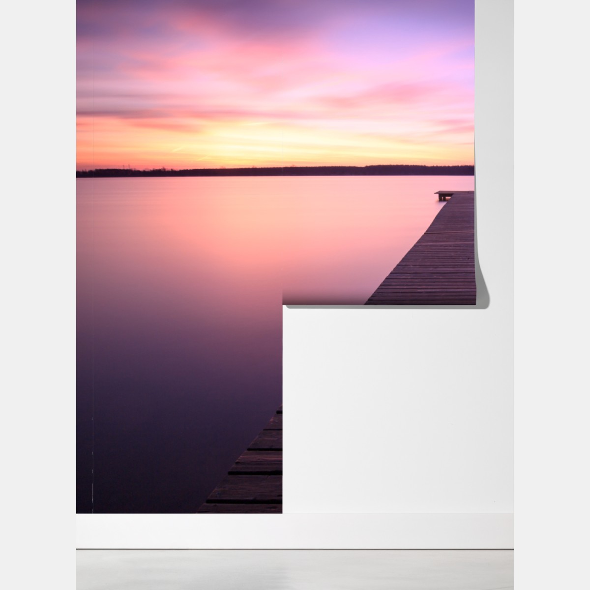 Fototapeta spokojny pastelowy zachód nad jeziorem z pomostem – Wallissimo® Fototapeta spokojny pastelowy zachód nad jeziorem z pomostem – Wallissimo®