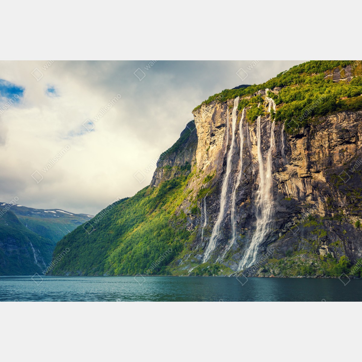 Fototapeta wodospady spływające po klifach fiordu – Wallissimo® Fototapeta wodospady spływające po klifach fiordu – Wallissimo®