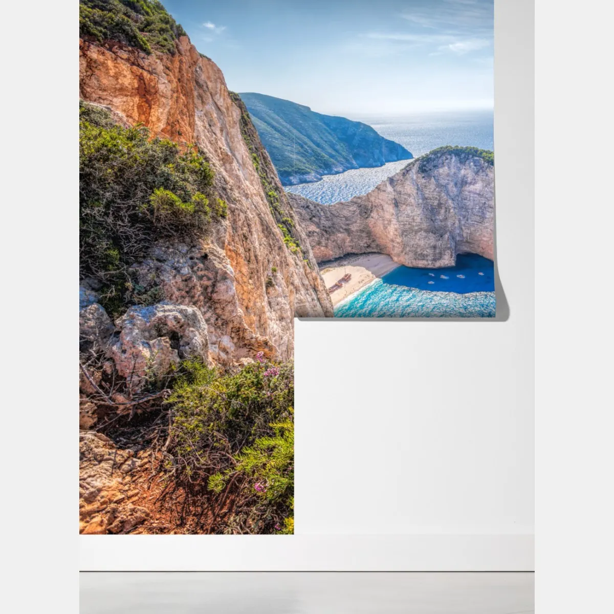 Fototapeta Navagio plaża o zachodzie słońca z turkusowym morzem i dzikimi kwiatami – Wallissimo® Fototapeta Navagio plaża o zachodzie słońca z turkusowym morzem i dzikimi kwiatami – Wallissimo®