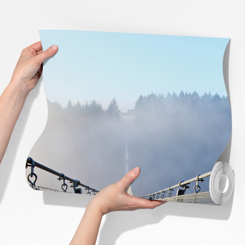 Fototapeta mglisty wiszący most prowadzący w las – Wallissimo® Fototapeta mglisty wiszący most prowadzący w las – Wallissimo®