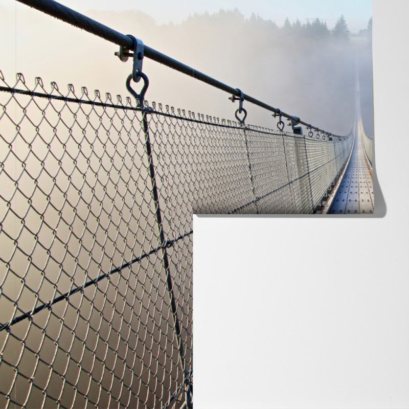 Fototapeta mglisty wiszący most prowadzący w las – Wallissimo® Fototapeta mglisty wiszący most prowadzący w las – Wallissimo®