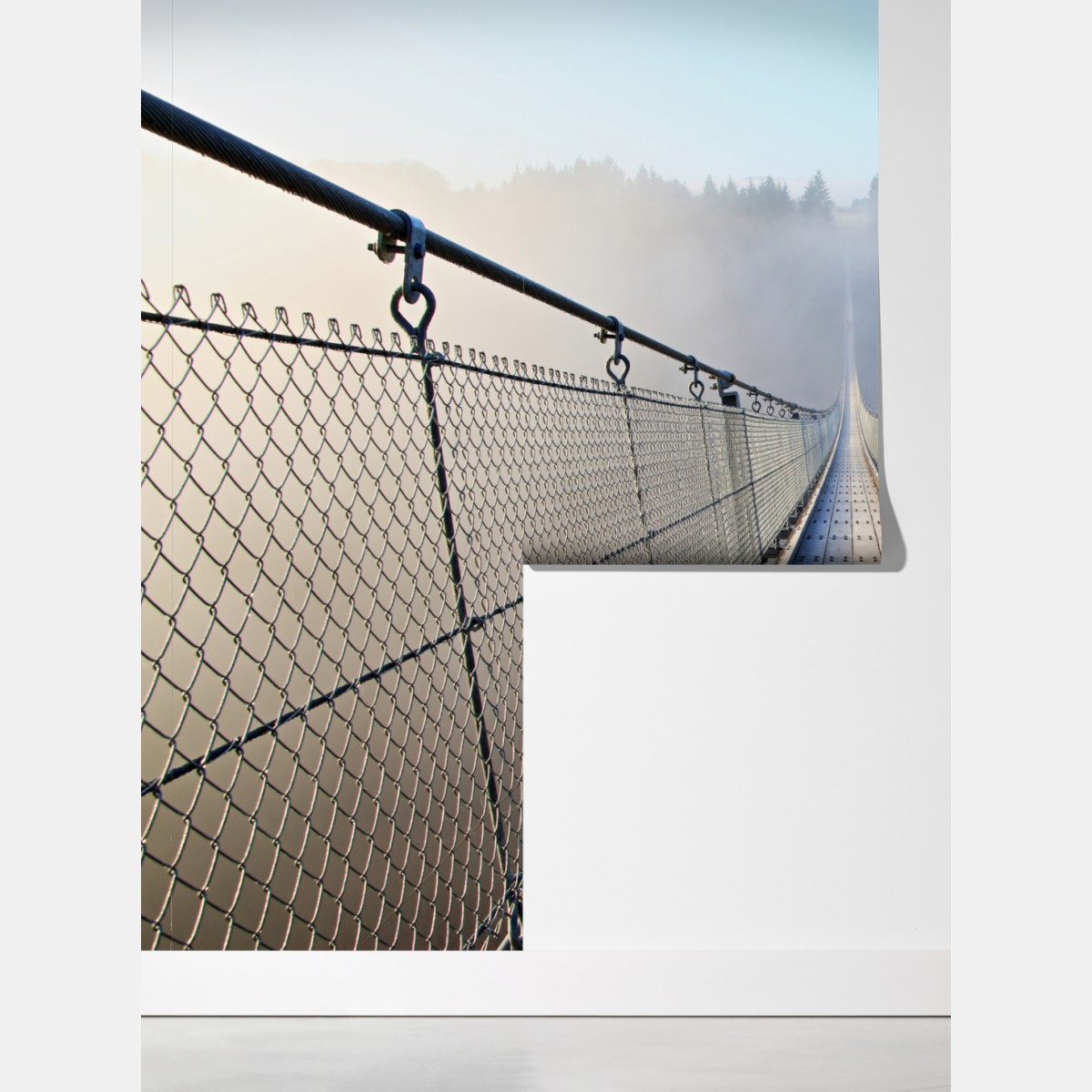 Fototapeta mglisty wiszący most prowadzący w las – Wallissimo® Fototapeta mglisty wiszący most prowadzący w las – Wallissimo®